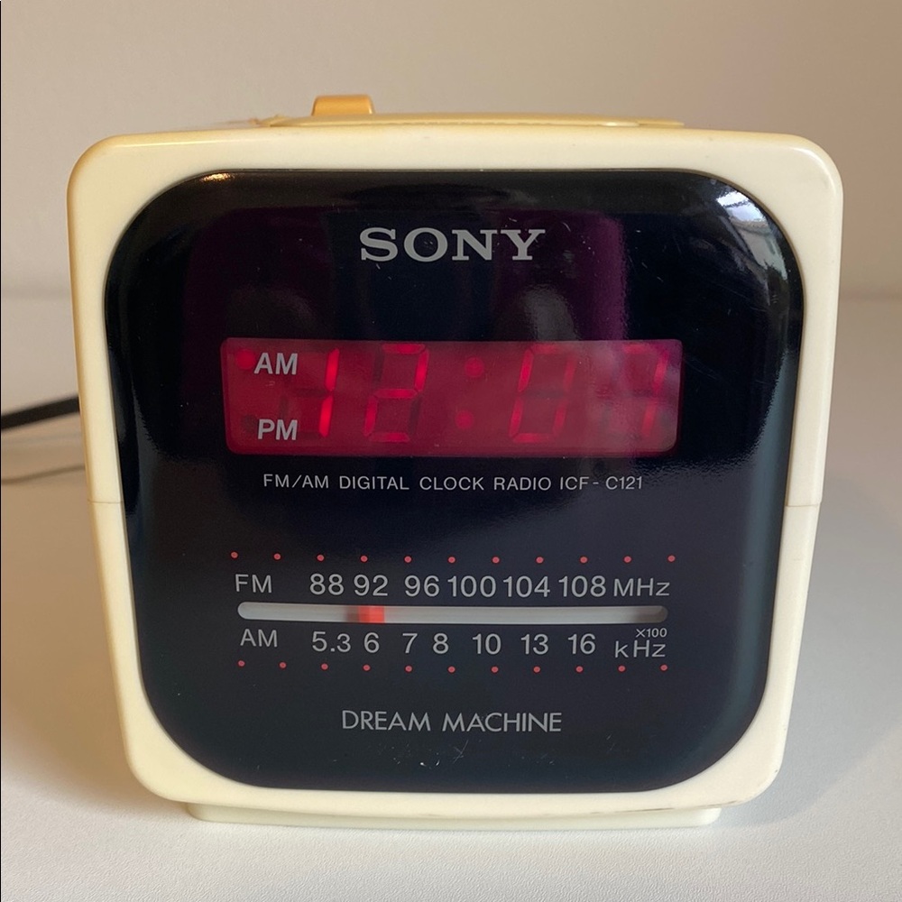 Sony Dream Machine AM/FM Digital Clock Radio - Cream & Black IT WORKS